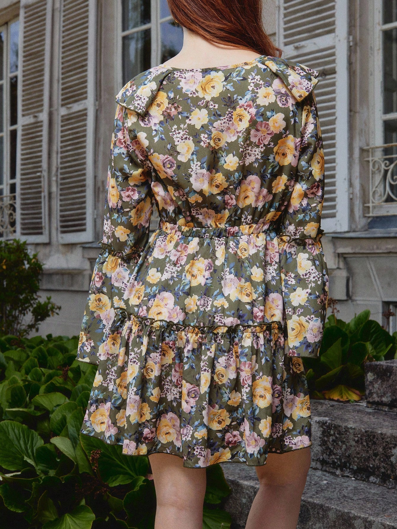 Sukienka mini z kwiatowym nadrukiem w stylu vintage, falbanką i rozkloszowanymi rękawami, jesienna sukienka na wyjście