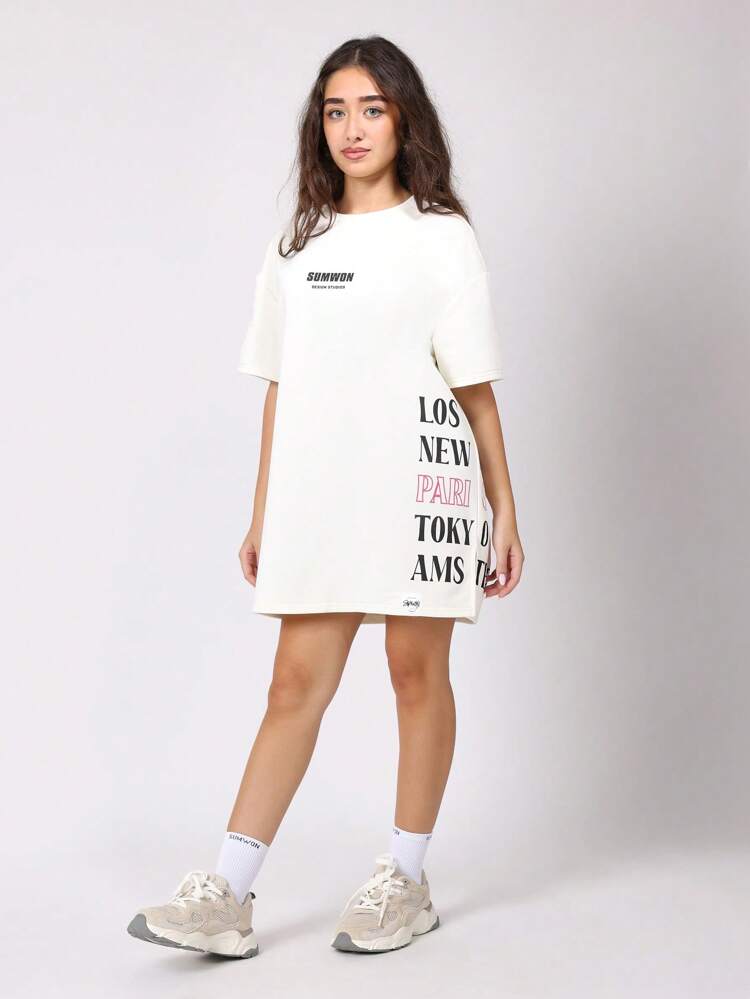 Übergroßes T-Shirt-Kleid mit Städtenamen-Print