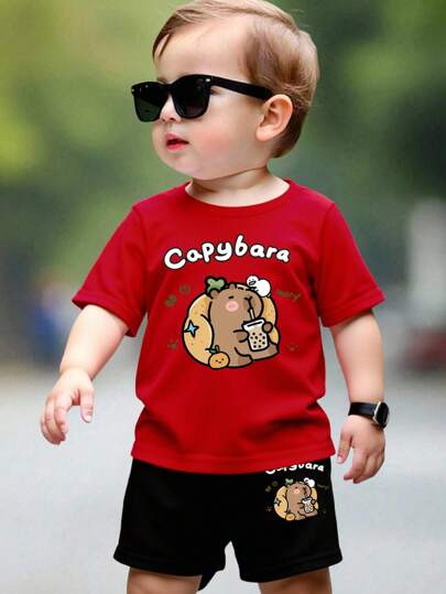 SHEIN Playful Pals 2 件幼儿男童休闲创意卡通可爱羊驼与口号印花短袖 T 恤和短裤套装，兄弟姐妹装（2 套单独出售）