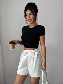 Elenzga سروال قصير نسائي بارز باللون الأحادي مزين بفيونكة