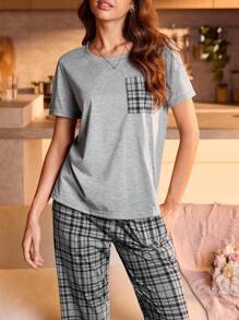 Manfinity Underwear&Sleepwear Basics مجموعة نوم نسائية ملابس علوية قصير الأكمام بجيب وبنطال من القماش المربع قطعتان