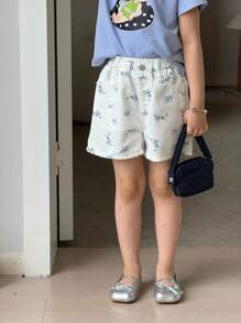 SHEIN 年轻女孩 3 件套休闲度假甜美女士春夏必备百搭可爱粉色 + 靛蓝 + 小碎花图案牛仔短裤，舒适实用的松紧腰带和多口袋，经典 5 口袋风格牛仔短裤，复活节、春夏季、返校季实用时尚单品 - 彩色 - 查看 4