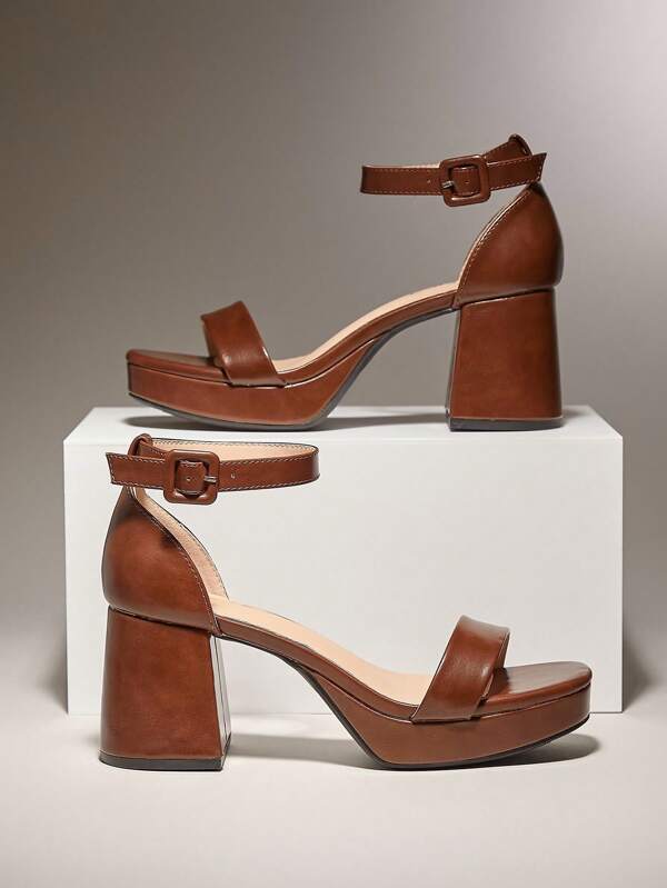 SHUZIA Damen Knöchelriemen Sandaletten mit quadratischer Zehenkappe und Block-Absatz, glänzendes PU, Chocolate-Plateau, Premium-Verarbeitung, klobig, chic, bequem und vielseitig