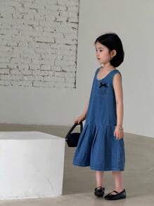 SHEIN Denim-Latzkleid für Mädchen (4–7 Jahre) mit Schleife, Fronttaschen-Design, ganzjährig lässig, zum Pendeln, eleganter, vielseitiger Denim-Artikel, geeignet für den Schulanfang, Feiertagspartys und die Hochzeitssaison - Mittele Waschung - Übersicht 6