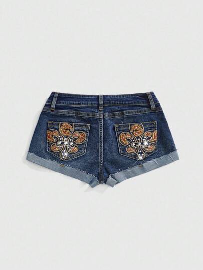 Short en jean mini taille basse vintage hippie style vacances avec broderie cachemire effet clous