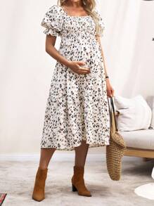 SHEIN Vestido estampado tejido de maternidad, vestido de verano de manga corta y lindo para mujeres embarazadas - Blanco - Ver 1