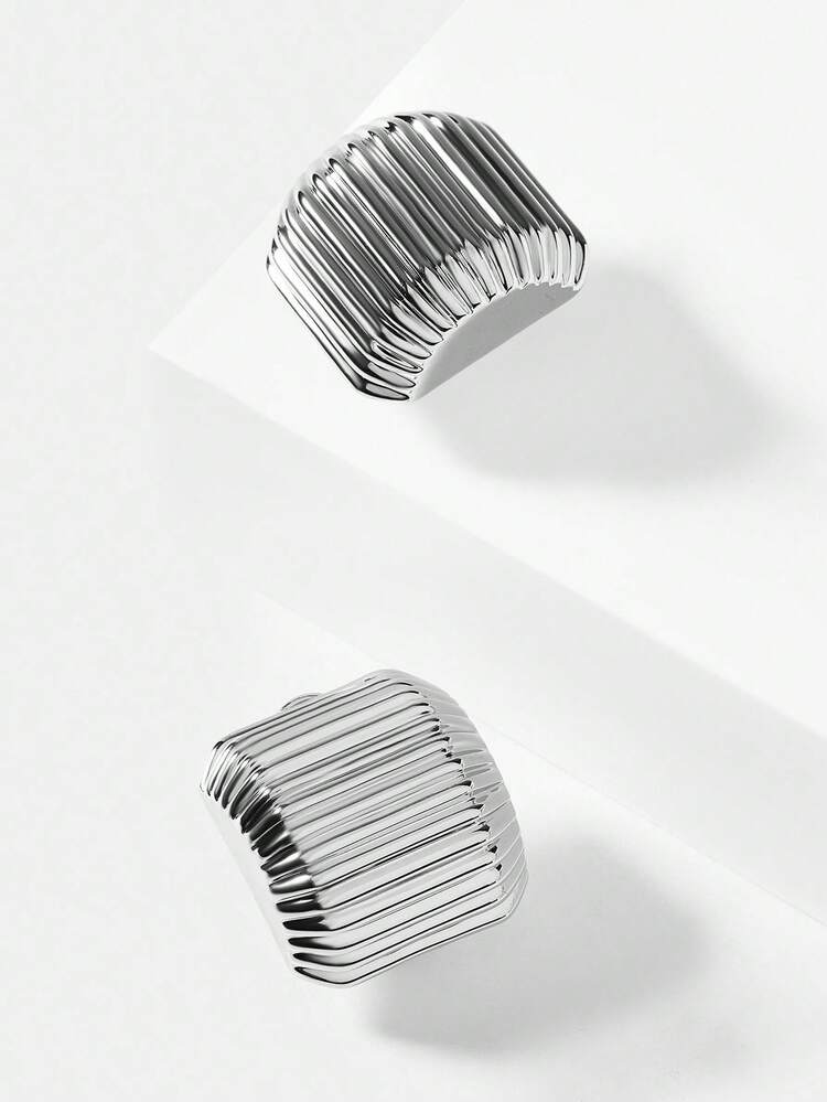 1 PAIR FASHIONABLE SILVER PLEAT CURVED EAR CUFFS