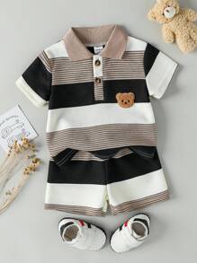 SHEIN Playful Pals 男婴休闲可爱小熊刺绣徽章不对称条纹短袖polo衫和短裤套装，适合夏季穿着，男婴夏季服装套装，男婴条纹服装，男婴条纹套装，男婴夏季服装，男婴夏季套装，男婴服装18-24个月男婴休闲条纹T恤和短裤套装 - 彩色 - 查看 2