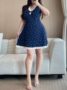 Flirla Off-Shoulder, figurbetontes, elegantes, rückenfreies Sommer Damenoutfit, Vintage Blumen Spitze Trägerkleines enges Minikleid mit Vorderseiten Verdrehung - Schwarz und Weiss - Übersicht 3