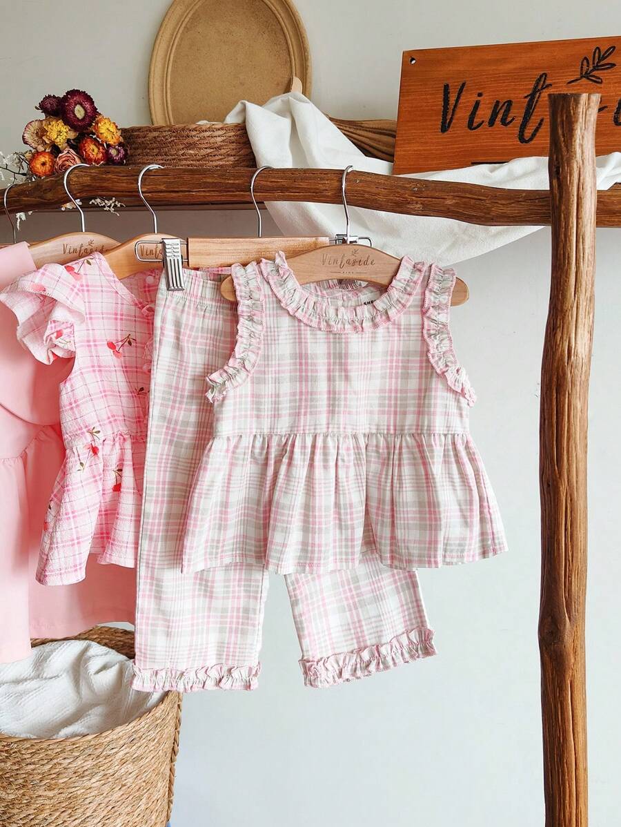 SHEIN Ținută de vară din 2 piese pentru bebeluși, set de vis cu imprimeu în carouri adorabil - include un top scurt fără mâneci, cu guler rotund și model în carouri, asortat cu pantaloni asortați. Stil academic elegant și drăguț, croială care măsoară corpul, potrivită pentru ieșiri zilnice, ieșiri cu prietenii, ținute casual pentru acasă, picnicuri și petreceri în aer liber. - Multicolor - Vizualizare 1