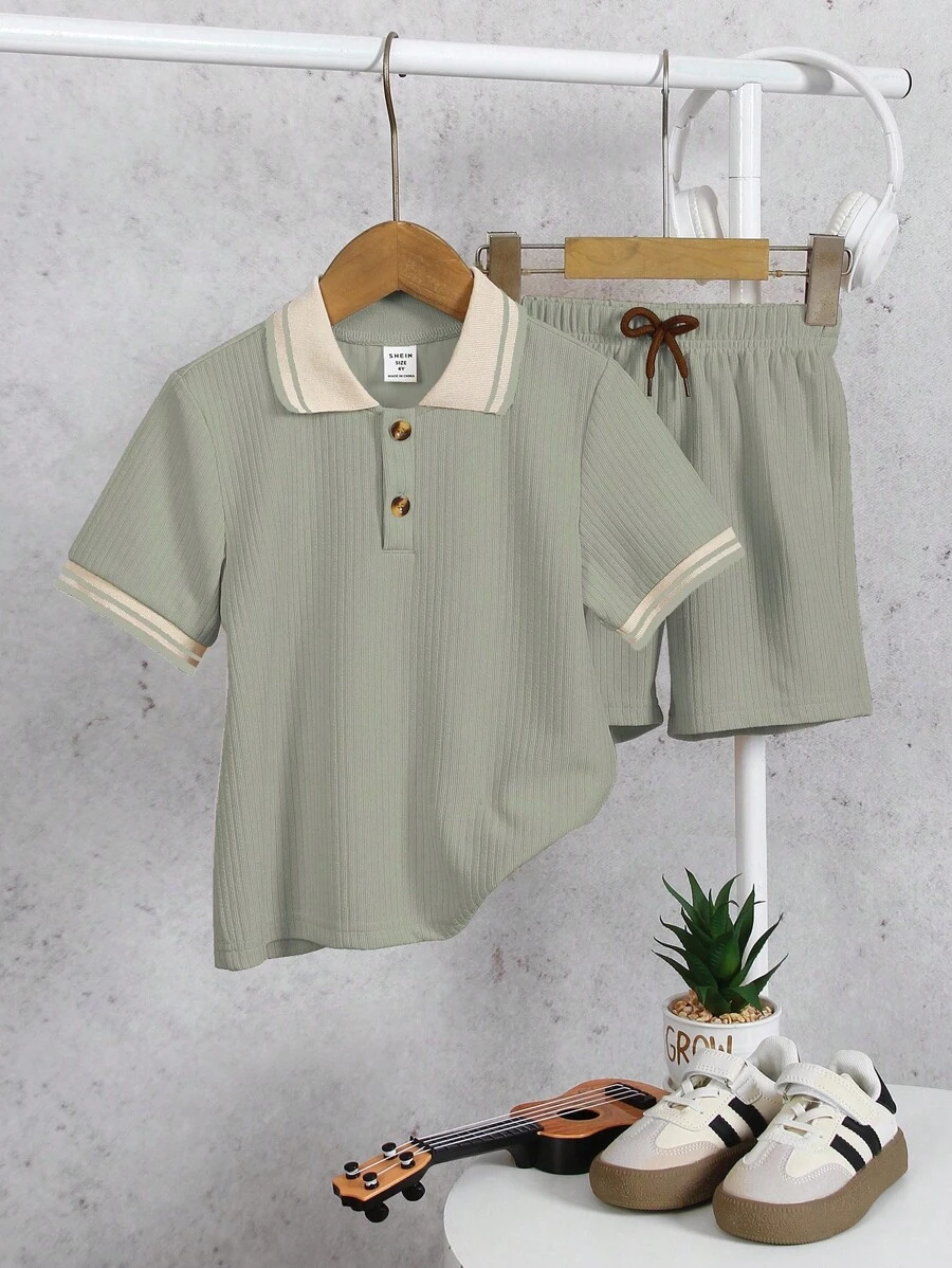 SHEIN 2 件套男童纹理面料 Polo 领衬衫和裤子。撞色饰边领口营造出层次感,注重细节制作,全新设计简约时尚,展现男童个性,适合日常休闲和学校穿着,适合 4-7 岁儿童在夏季度假、旅行、放松、享受日光浴时穿着 - 綠色 - 查看 1