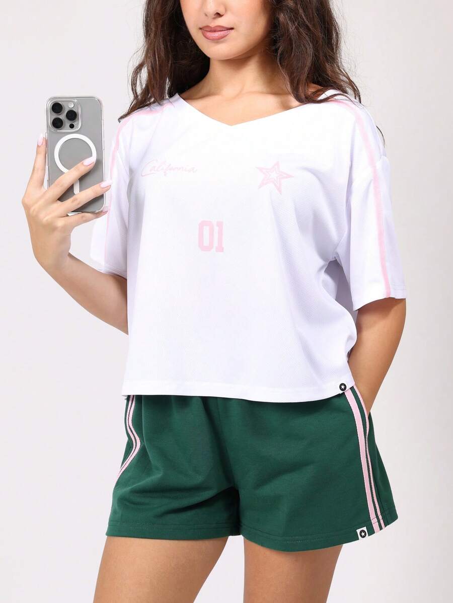 SUMWON Varsity Style 套装,搭配粉色星星细节短袖 V 领短款上衣和侧条纹运动短裤,适合夏季休闲运动 - 彩色 - 查看 1