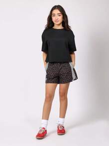 SUMWON 动物纹短裤，中长款，侧条纹设计，适合运动、跑步、夏季春季穿着，豹纹图案，适合健身房训练和休闲运动。