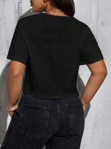 SHEIN Essnce Áo thun ngắn màu trắng thời trang mùa xuân và mùa hè cỡ lớn cho nữ, thoải mái, mát mẻ, cơ bản, đa năng, hàng ngày, áo đi chơi, áo Y2k, áo mùa hè dễ thương, áo crop top màu trắng, mùa hè châu Âu, áo crop top nữ, áo đi chơi - màu đen - Xem 2