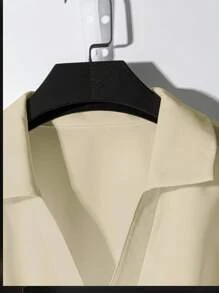 Franclia Blusa de verano blanca versátil con cuello polo, manga corta plisada, cintura ceñida y decorada con bufanda