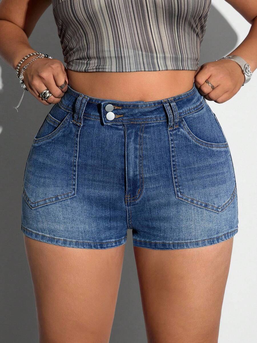 SHEIN Unity Shorts vaqueros de talla grande para mujer con cintura alta, bolsillos y abotonadura, versátiles y casuales - Azul - Ver 1