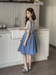 青少年女孩褶皱牛仔背带裙，可调节肩带设计，单纽扣门襟，松紧腰身，休闲校园/街头穿着，适合女孩全年穿着的百搭牛仔必备品 - 淺色水洗藍 - 查看 2