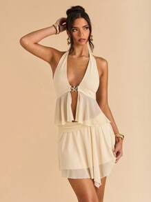 SHEIN BAE Conjunto de 2 piezas de ropa de resort para mujer, compuesto por una blusa de punto semitransparente con cuello halter y hebilla metálica decorativa en color albaricoque, y una falda mini asimétrica con hebilla metálica decorativa