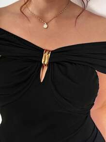 Elenzga Blusa de hombro descubierto con hebilla metálica decorativa para tallas grandes - Negro - Ver 7