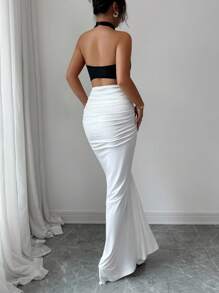 Elenzga 女式黑白拼色设计挂脖腰身合身鱼尾下摆优雅中长连衣裙，适合日常通勤 - 黑與白 - 查看 2