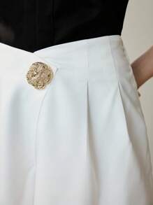 Uhlyne 女士优雅金属装饰通勤短裤，夏季 - 白色 - 查看 2