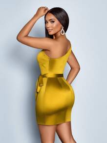SOLERSUN 女士优雅迷人不对称领口褶饰缎面派对不对称下摆紧身短款缎面连衣裙 - 芥末黃 - 查看 2