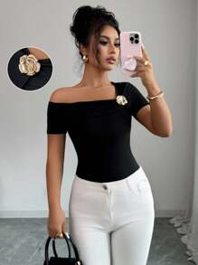 Elenzga 女士金属花朵装饰不对称领口修身短袖 T 恤 - 黑色 - 查看 1