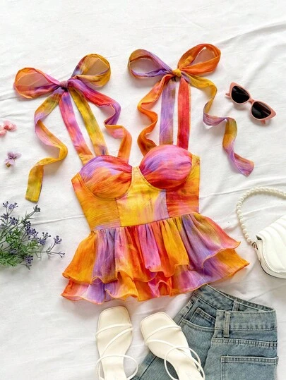 Soleia Damblus med tonat tie dye-mönster i chiffong och axelband, rosettdetaljer och volangkant, lämplig för semester