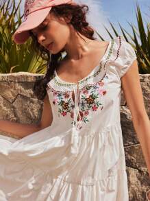 Bohemela 花卉刺绣荷叶边下摆度假休闲连衣裙 - 杏色 - 查看 15