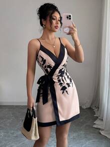 SHEIN Elenzya Váy ngắn in họa tiết cổ chữ V thanh lịch quyến rũ dành cho nữ - Màu be - Xem 5