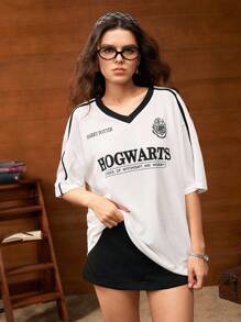 HARRY POTTER X SHEIN Camiseta holgada de mujer de cuello en V con estampado de insignia y eslogan, lado a rayas contrastantes y hombros caídos, estilo casual y deportivo para el verano