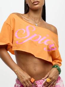 SUMWON WOMEN Off-Shoulder T-Shirt mit grafischem Schriftzug, Festival Crop Top, Sommer Strand Mode Ästhetik Y2K Grunge Lässig Streetwear