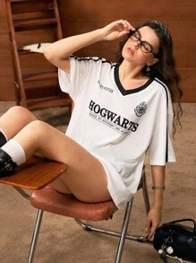 HARRY POTTER X SHEIN Camiseta holgada de mujer de cuello en V con estampado de insignia y eslogan, lado a rayas contrastantes y hombros caídos, estilo casual y deportivo para el verano