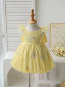 Elladie kids Váy xòe hoa tay lửng cho bé gái. Thiết kế dây nhún bèo, chi tiết nơ ở lưng và chân váy xòe chữ A bồng bềnh đảm bảo sự tự do di chuyển trong khi vẫn giữ được vẻ ngoài thanh lịch. Thích hợp cho các buổi đi chơi, tụ tập bạn bè và tiệc gia đình, giúp bé luôn là tâm điểm chú ý. - Màu vàng - Xem 3