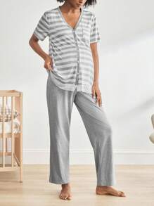 SHEIN BloomMama Conjunto de pijama para madre con camiseta a rayas de encaje y pantalones de color puro para maternidad