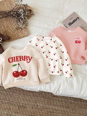 SHEIN 3 pièces/set Sweat-shirts avec accent nœud papillon à motif cerise rétro mignon, blanc crème, beige crème, rose crème. Col ras-du-cou confortable, manches longues, pour jeunes filles. Convient pour l'automne/l'hiver, tenues décontractées pour l'extérieur, confort facile, couches d'automne pour enfants, enfants élégants, vêtements décontractés, vêtements graphiques pour enfants, rentrée scolaire, vêtements d'automne, bal de promo, convient pour le pique-nique en plein air, la photographie de rue, la maison, le campus, la détente