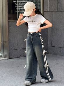 SHEIN 少女Y2K时尚侧条纹蝴蝶结宽松复古水洗休闲牛仔直筒阔腿牛仔裤，斜插口袋设计，适合夏季、秋季假期穿着，也适合日常出行、户外活动、居家、早午餐、下午茶、通勤、机场穿着、秋季返校季、乡村音乐会等场合。 - 中等水洗藍 - 查看 3