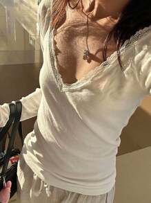 Strévra Áo thun dài tay cổ chữ V phối ren màu trơn dành cho nữ - trắng - Xem 1