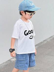 Nuevo conjunto para niños pequeños: camiseta de manga corta con cuello redondo y estampado de letra enérgica, y pantalones cortos cargo holgados y cómodos con bolsillos de mezclilla únicos. Hecho de telas suaves y agradables para la piel, adecuado para ocasiones casuales como el hogar, el patio de recreo, caminatas o reuniones - Multicolor - Ver 2