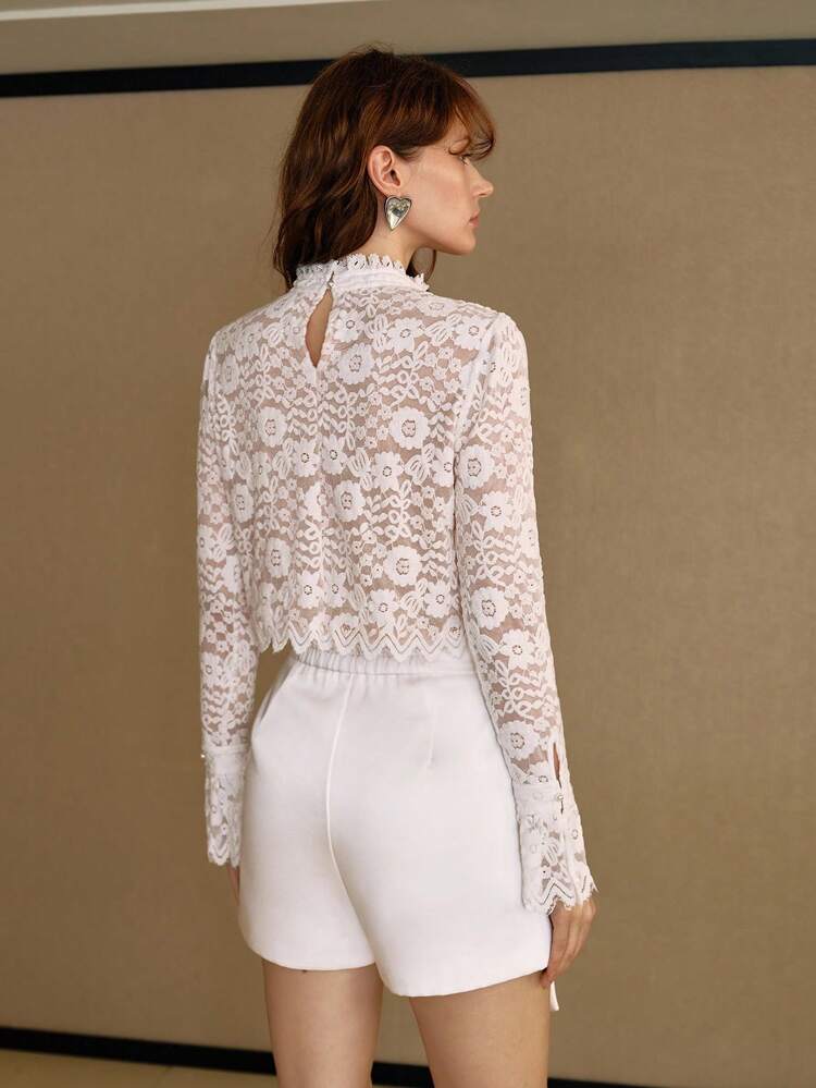 Conjunto Top Transparente de Renda e Shorts com Detalhe de Laço