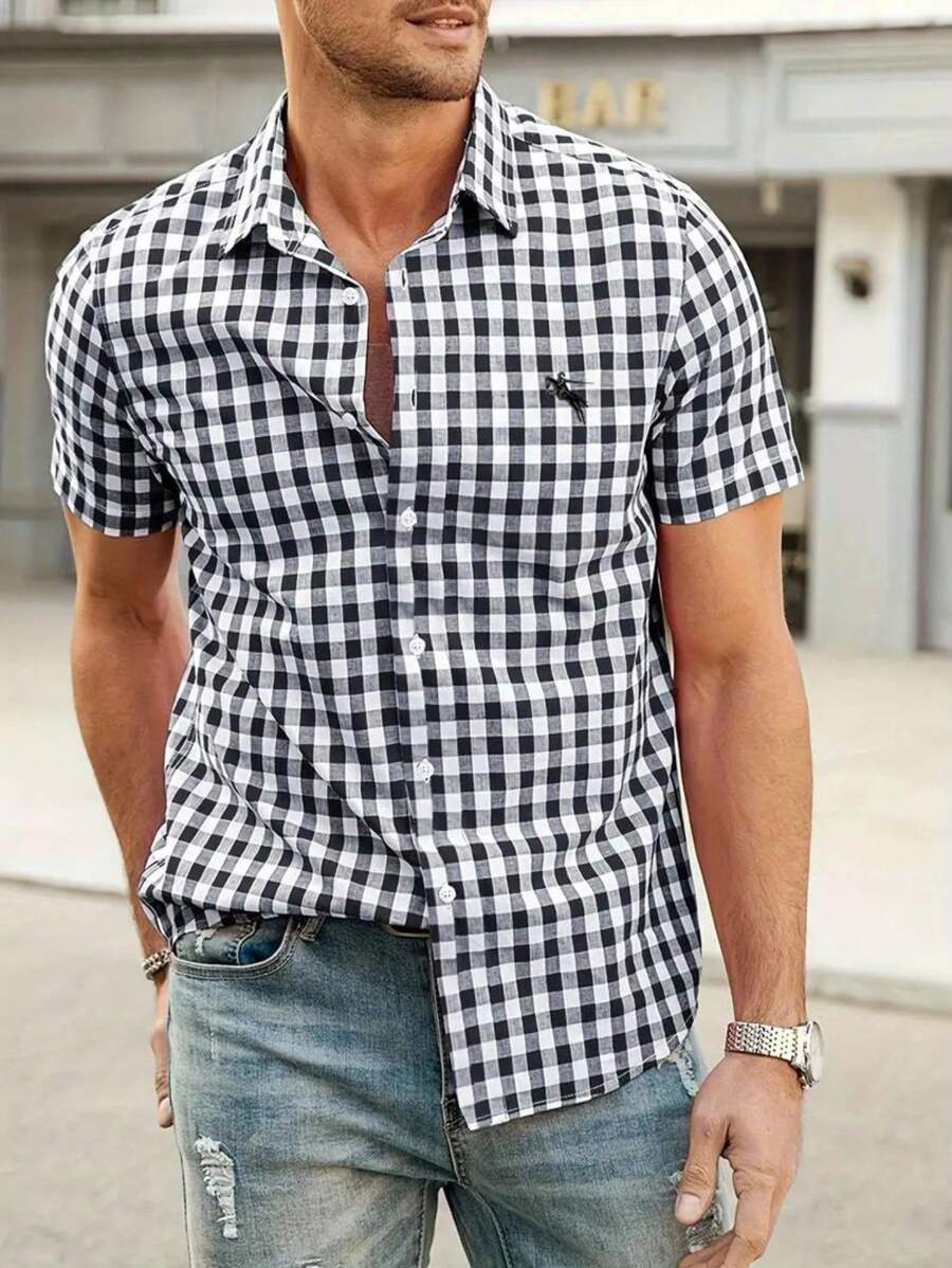 Manfinity Homme 红色格子短袖衬衫，带有独特的刺绣标志，休闲百搭轻质格子纽扣衬衫 - 黑色 - 查看 1