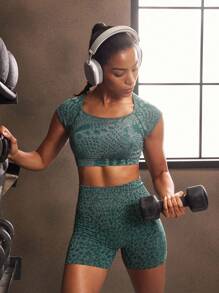 Powerista Damen Sport-Set mit rundem Ausschnitt, Raglanärmeln und Allover-Muster aus T-Shirt und Shorts