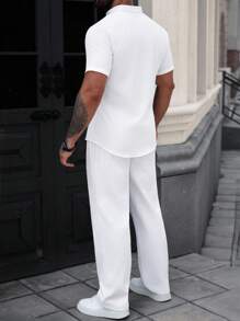 Manfinity Homme 男士休闲夏季纯色单排扣短袖衬衫和裤子套装男士白色两件套裤子男士两件套服装白色男士套装男士夏季套装服装亚麻男士夏季套装 - 白色 - 查看 2