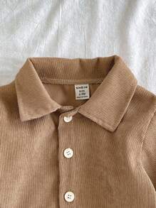 Vintaside Kids 男婴经典棕色两件套 - 长袖纽扣开衫，彰显绅士风度，搭配米色长裤，简约优雅。纯色，无图案，彰显精致设计。适合外出、日常穿着、居家休闲以及社交场合，成为众人瞩目的焦点。 - 彩色 - 查看 5