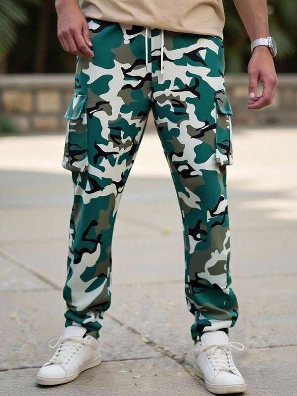 Manfinity Homme Pantalones casuales de hombre Manfinity EMRG con estampado de camuflaje, bolsillo y cordón en la cintura. Pantalones cargo holgados con estampado de camuflaje, bolsillo con solapa y cordón en la cintura. Un excelente regalo para novios, esposos o miembros de la familia, estos pantalones encarnan el estilo urbano y la estética Y2K. Pantalones casuales de verano para hombre con cintura elástica y cordón, pantalones de tela a cuadros para hombre, pantalones de calle para hombre, pantalones de estilo urbano para hombre.