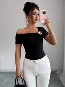 Elenzga 女士金属花朵装饰不对称领口修身短袖 T 恤 - 黑色 - 查看 7
