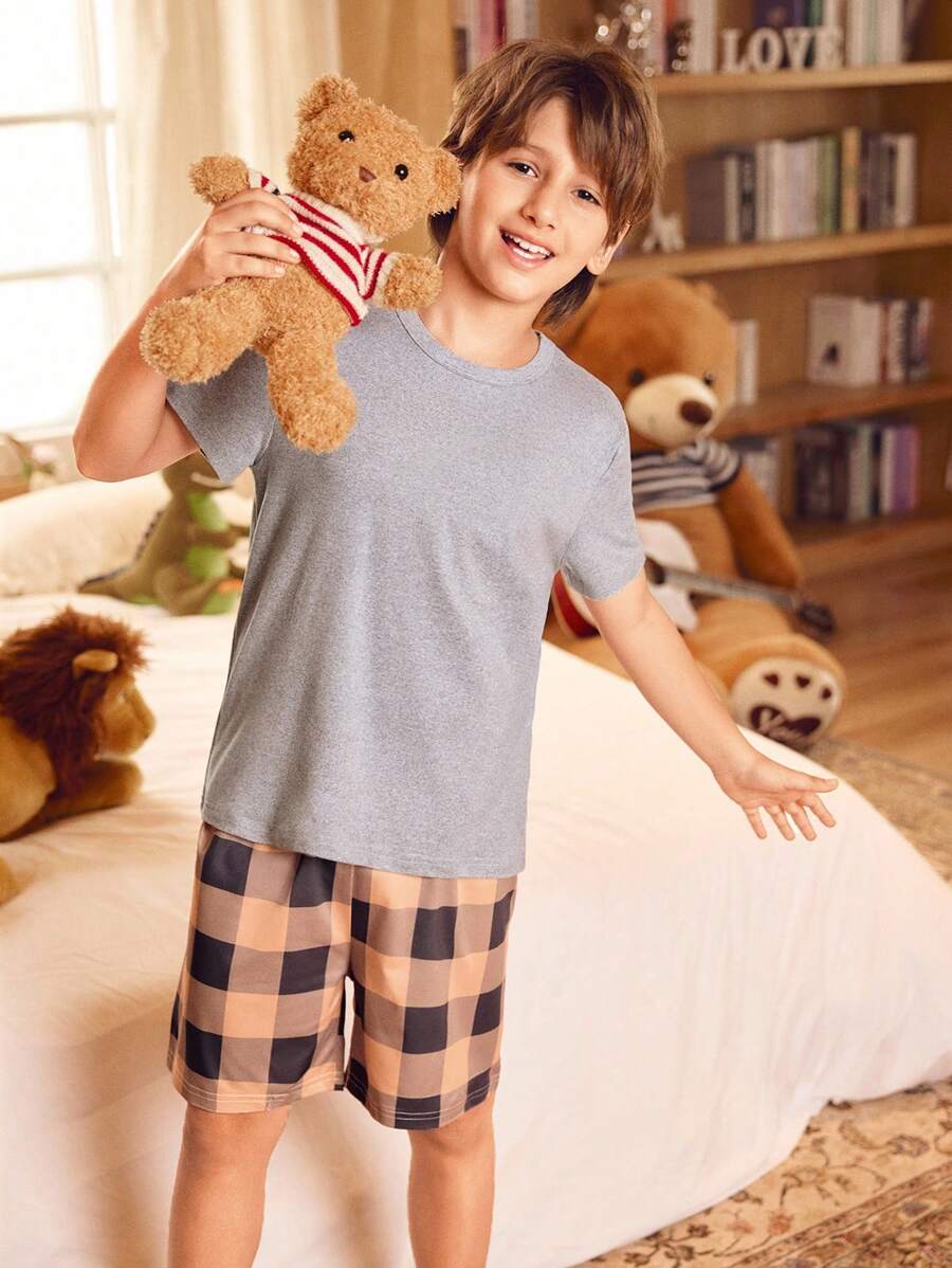 SHEIN Zweiteiler Freizeitanzug für Tween Jungen bestehend aus einfarbigem Kurzarm-Top und karrierter Shorts