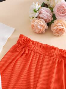 Set de 2 piezas para niñas: Camiseta de manga corta y cuello redondo blanca con decoración floral colorida emparejada con pantalones anchos de pierna ancha con volantes naranja, adecuado para uso de ocio en verano