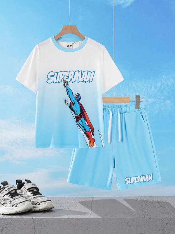 SUPERMAN X SHEIN Set de vară pentru băieți preadolescenti, tricou cu mânecă scurtă, cu erou de desene animate și grafică cu litere, în gradient, și pantaloni scurți cu șnur în talie