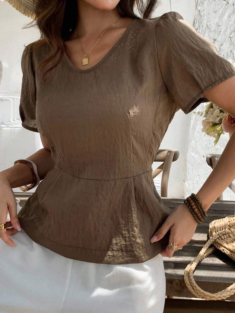Livesso Blusa con cuello en V, volantes en el bajo y manga corta, color liso, para el verano
